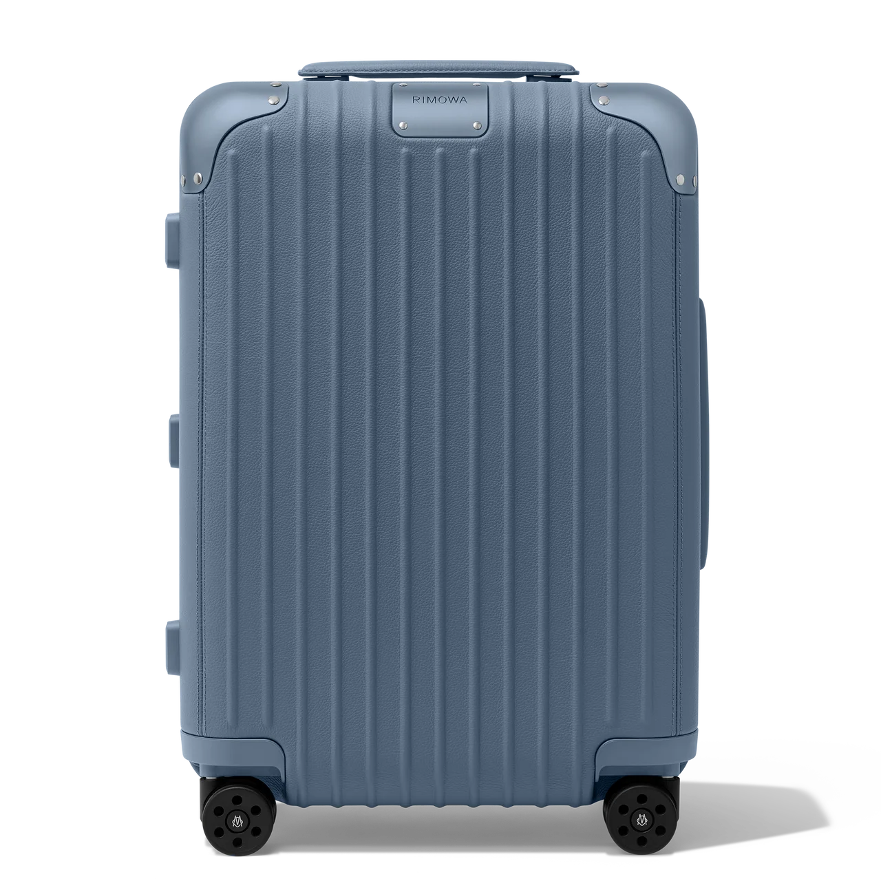 リモワから2026年1月8日に新たに販売される新色「パウダーブルー」のスーツケース「ディスティンクト」①