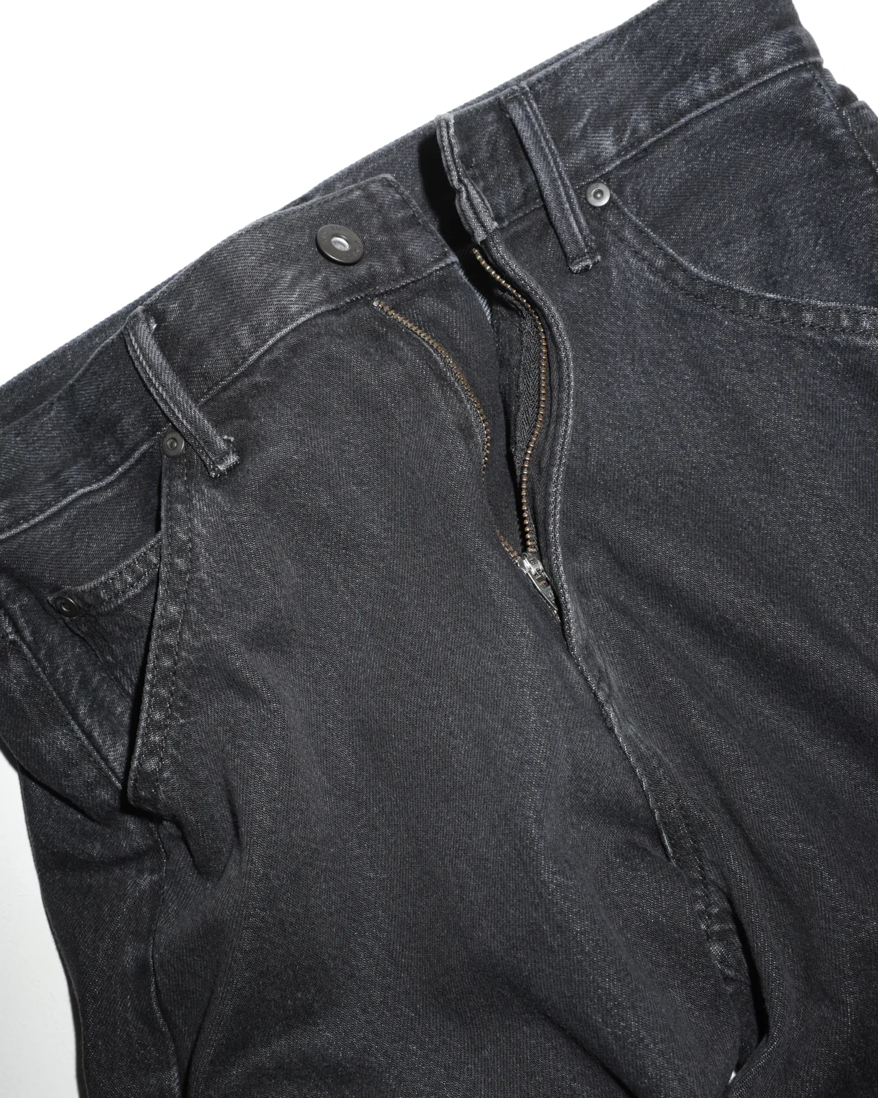 UNIQLOのバギーカーブジーンズ 前