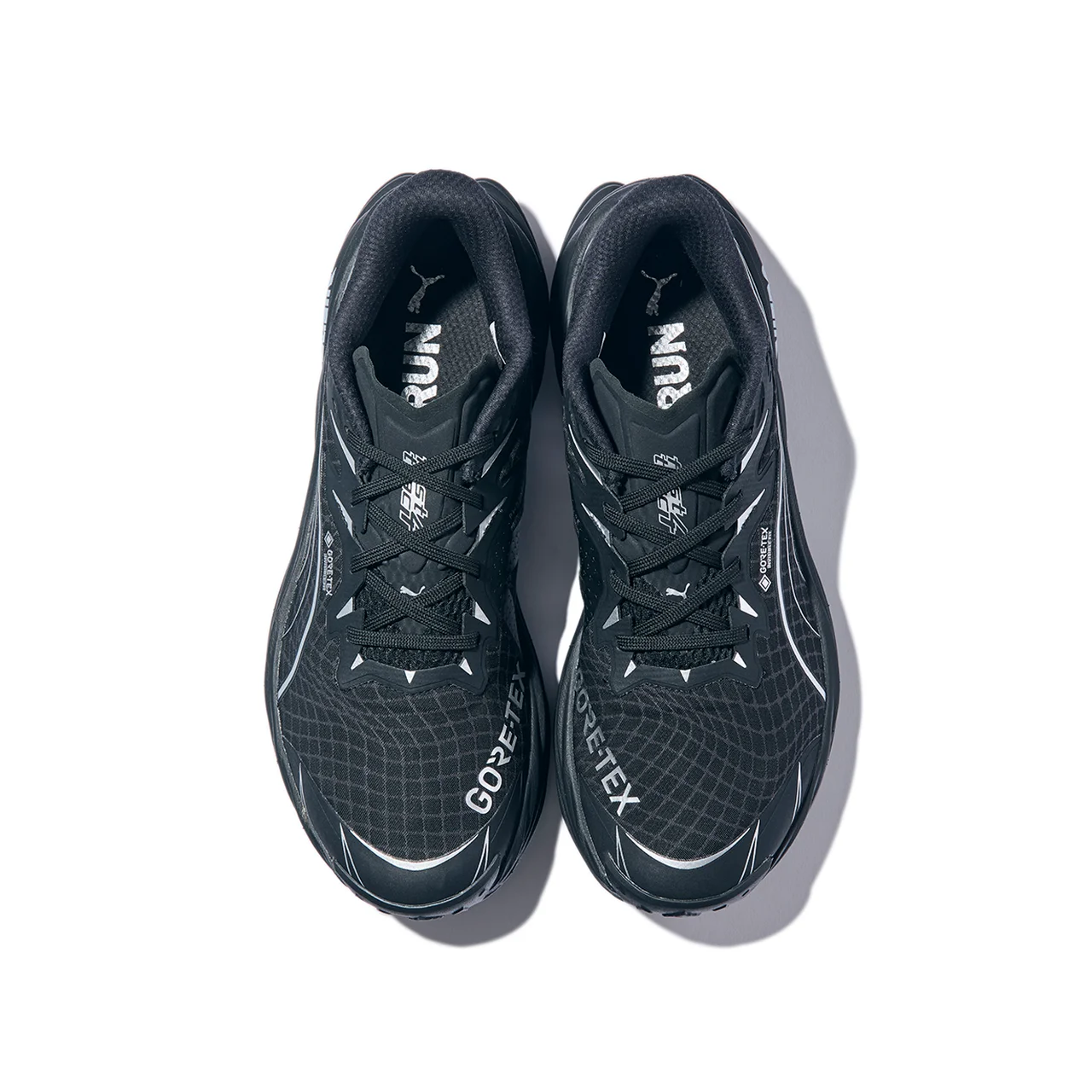 歪みグリッドパターンが際立つメッシュアッパーに、GORE-TEXのロゴがアクセント