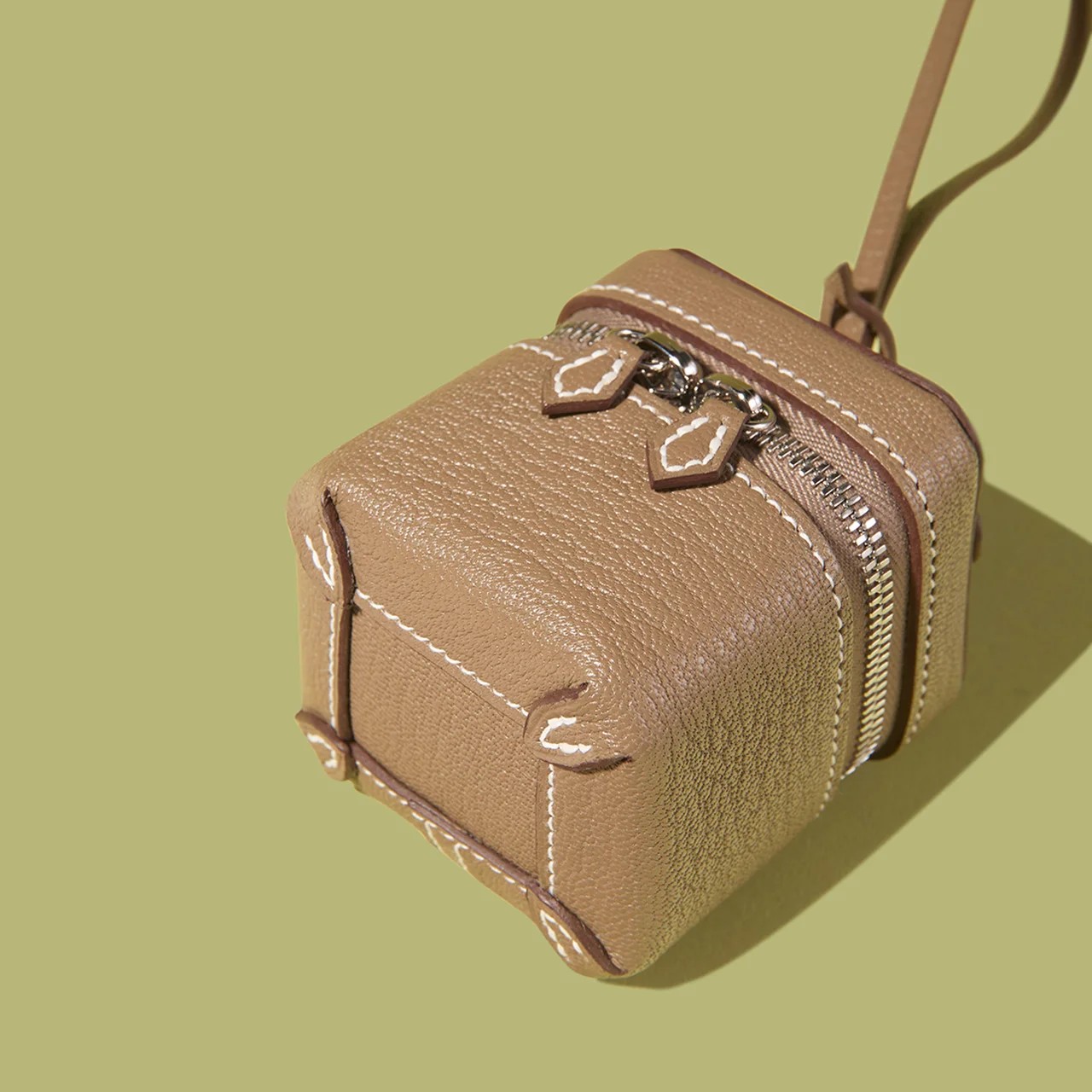 精巧なケース部分にはトランク職人のノウハウが息づく