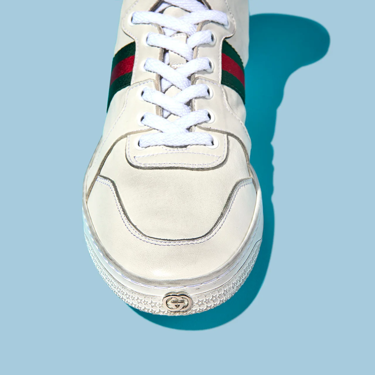 トゥの「インターロッキングG」メタルモチーフがアイコニック