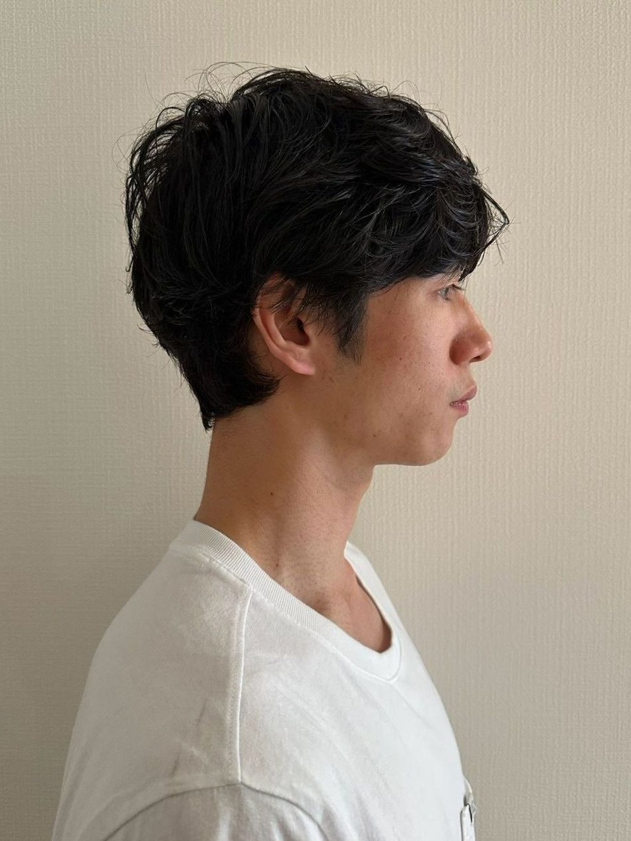 メンズヘア くせ毛や寝ぐせのような無造作パーマの右サイド