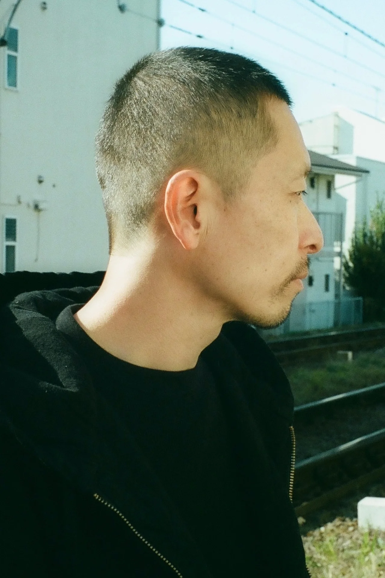 大人のためのミニマルな丸刈り メンズヘア