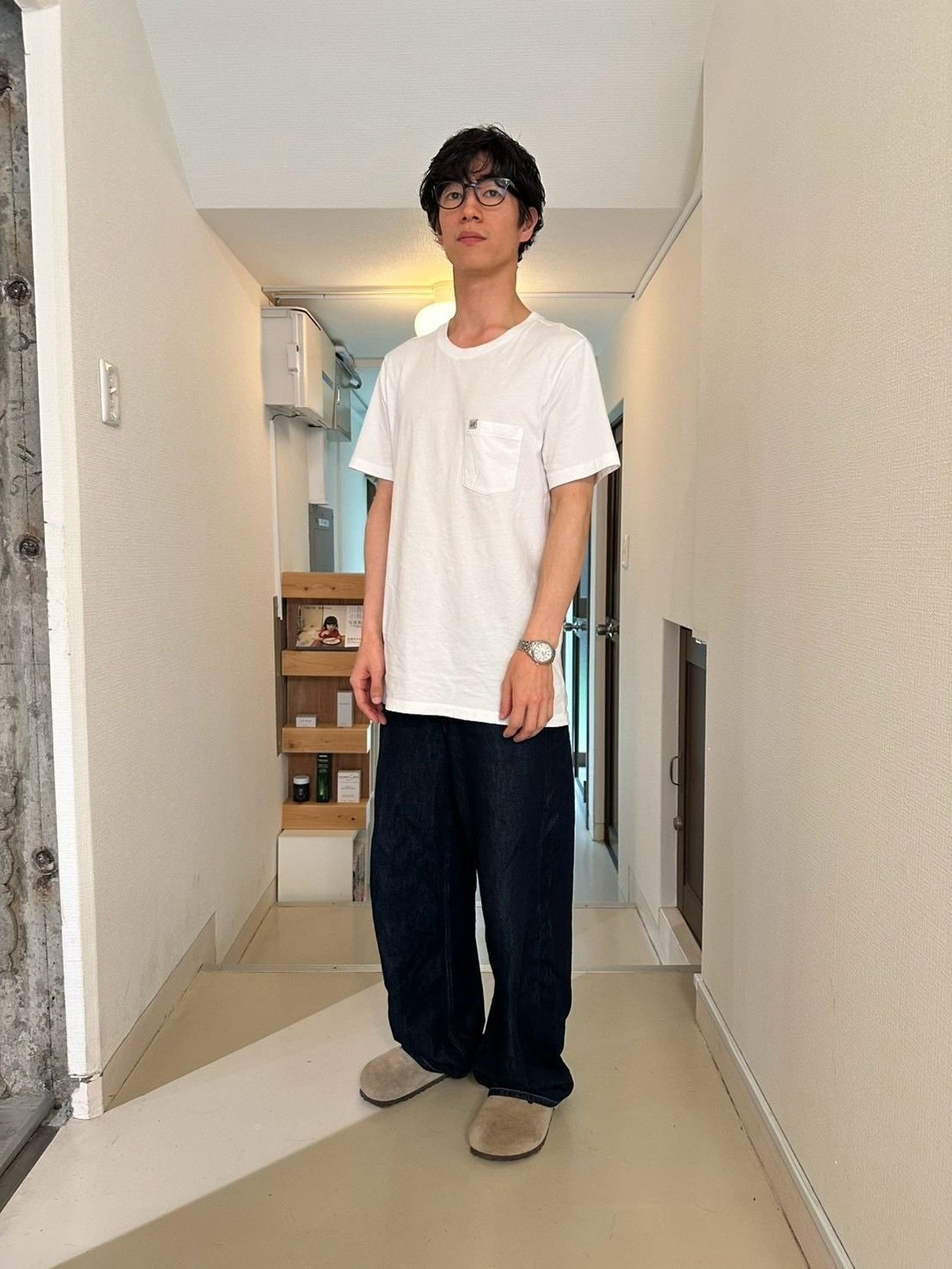 メンズヘア くせ毛や寝ぐせのような無造作パーマの全身スタイル