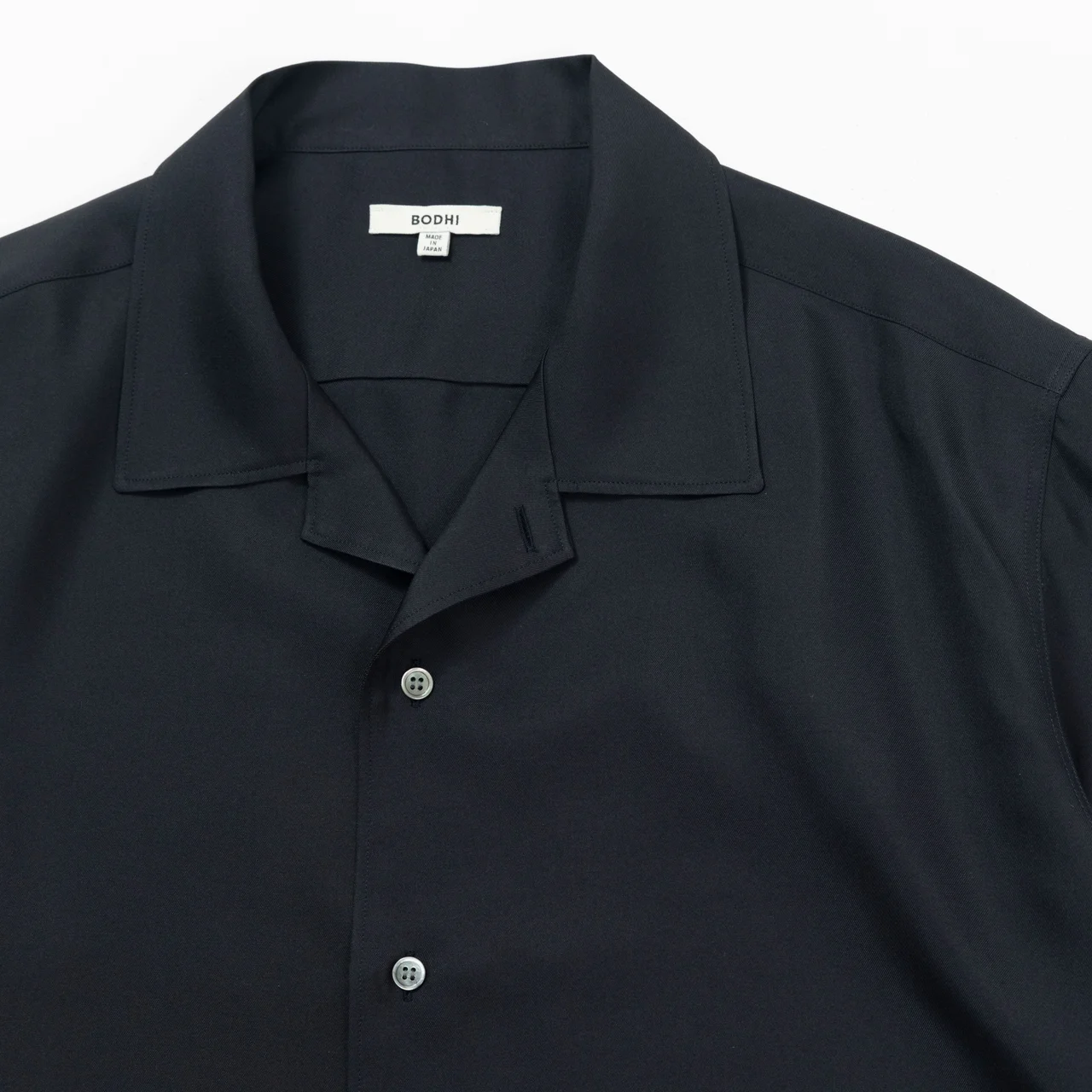 【エディター私物】BODHIの“VACANCES”シルクシャツとショーツのセットアップ シャツ 襟