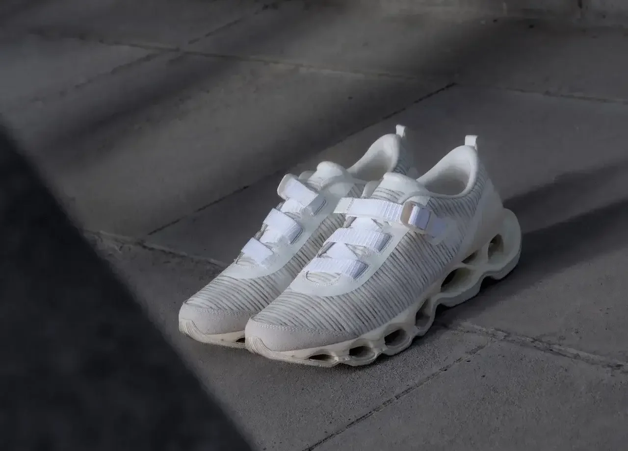 【大人のハイテクスニーカー】軽さも通気性の画像_1