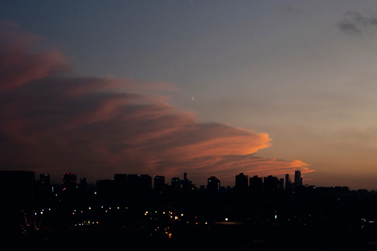 解放村から南山に登る丘の上で撮影した夕焼け