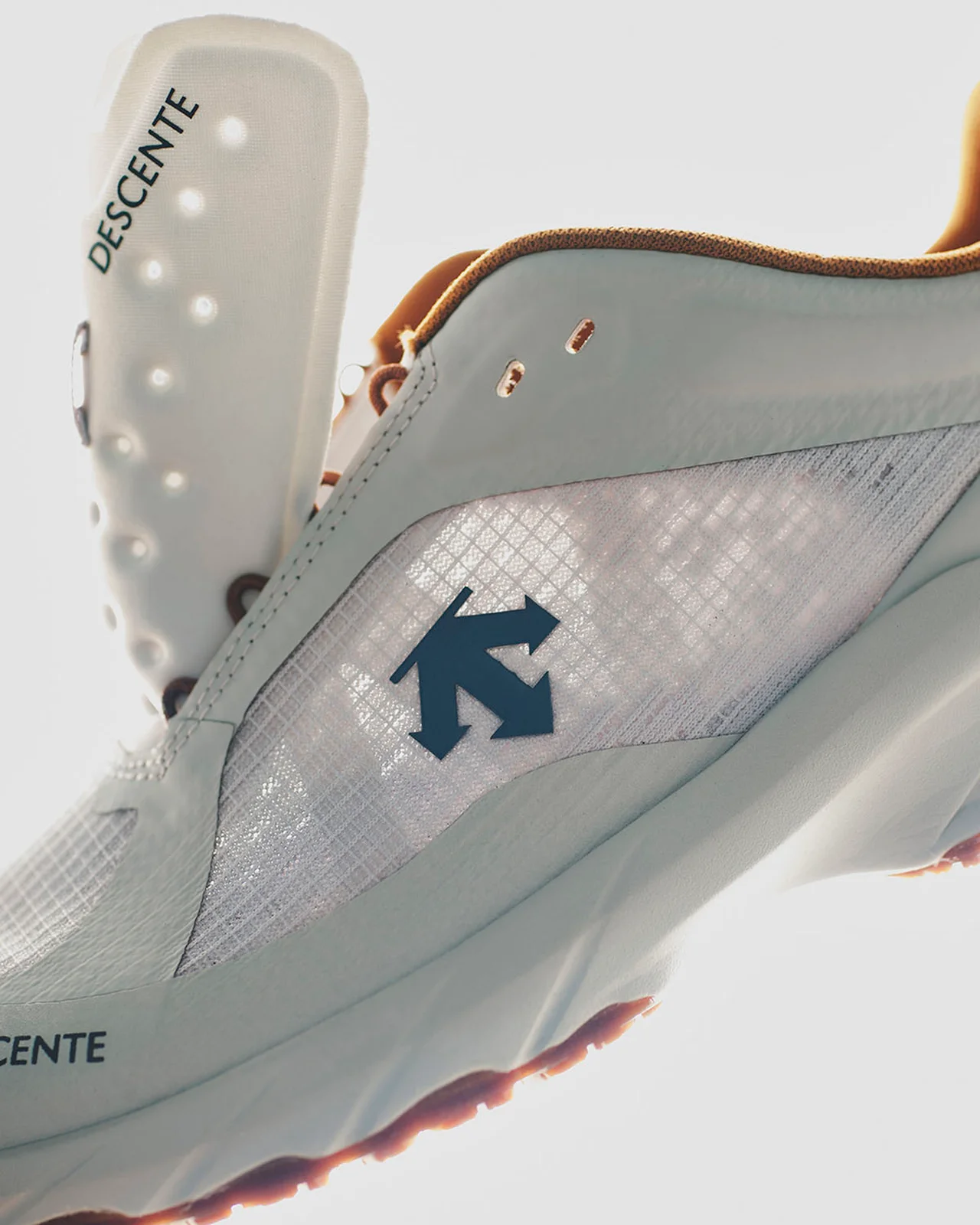 アッパーには、軽量で通気性に優れたエンジニアードメッシュを採用