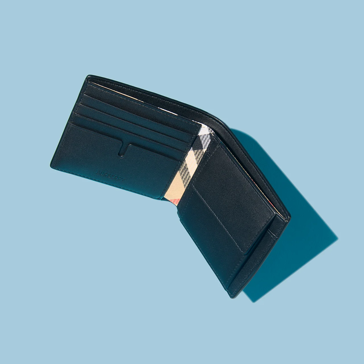 内装はサンドカラーのバーバリーチェックで華やぎを添えた