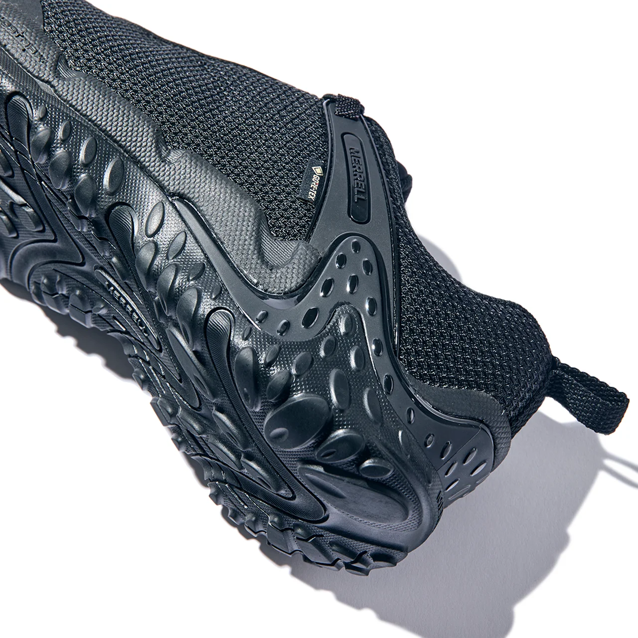 歩行安定性に優れた独自のミッドソール「フロートマックス フォーム」搭載