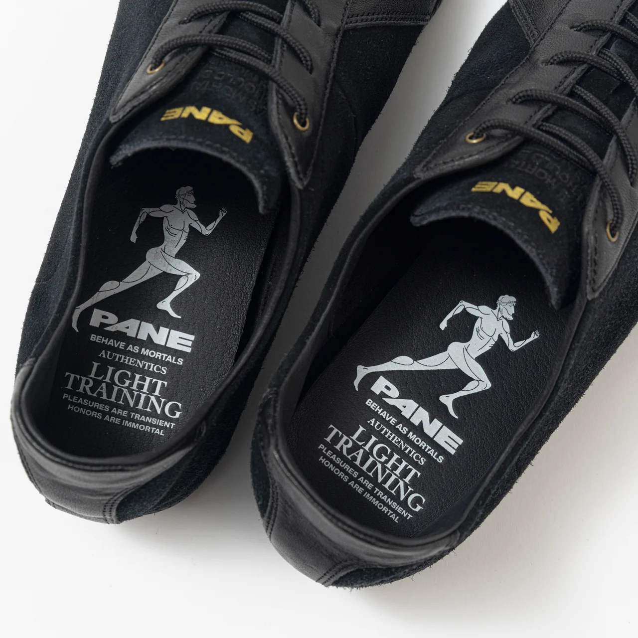 エディター私物 PANEの黒スニーカー