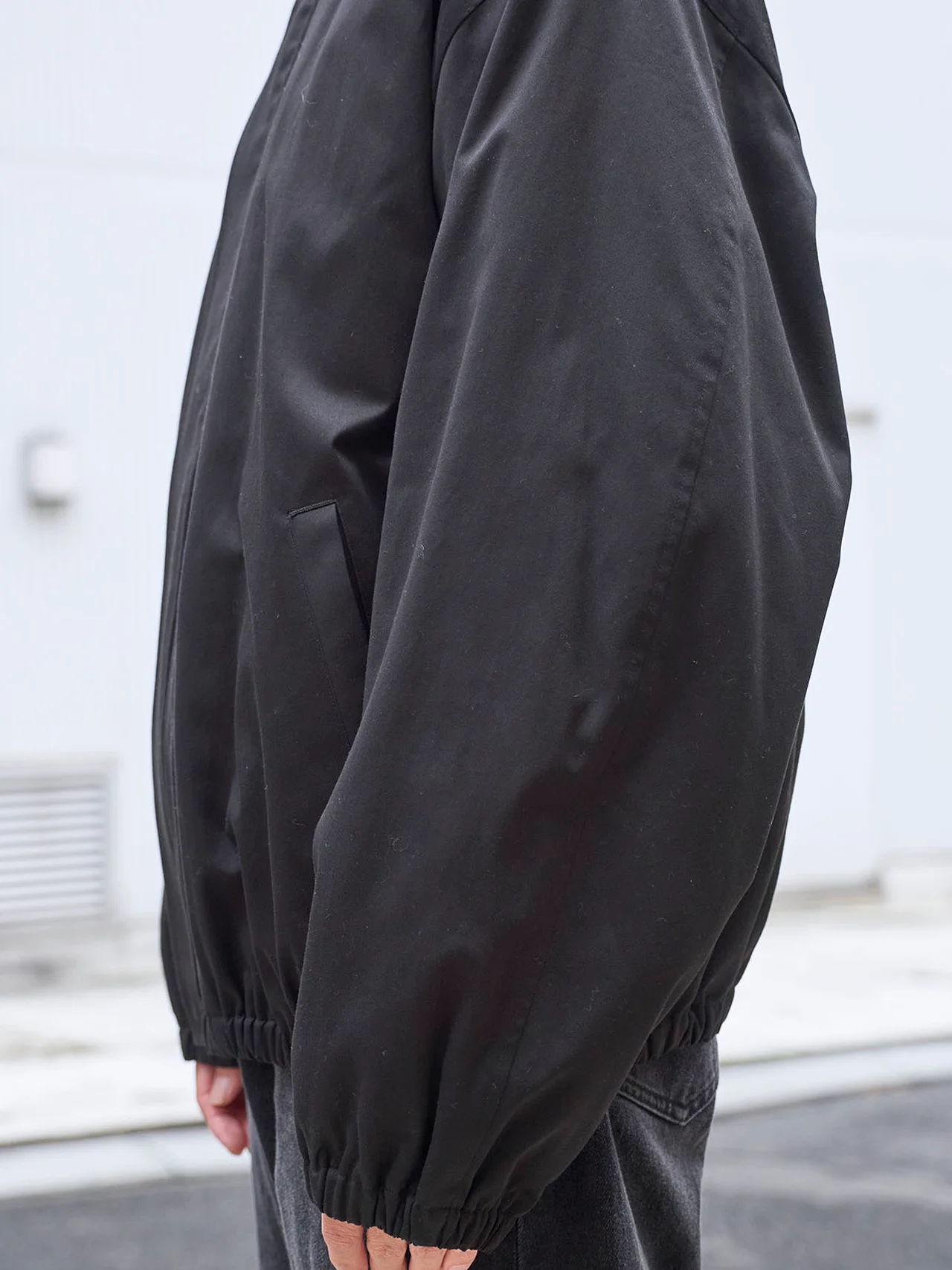 袖や裾にゴムを入れたバルーン調のシルエット