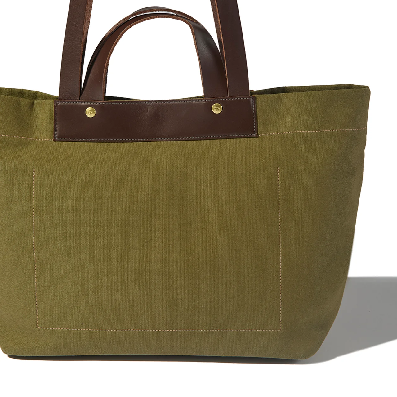 内側にはフラットポケットをひとつ備え、そのステッチが外側のアクセントに