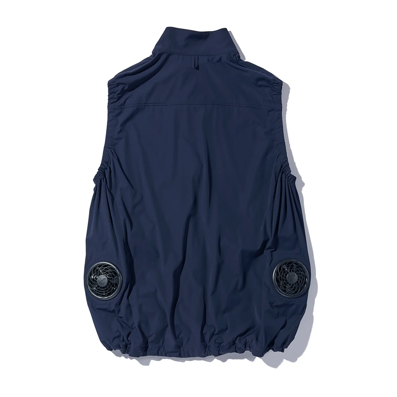 衣服内に空気の流れをつくる電動ファン付き