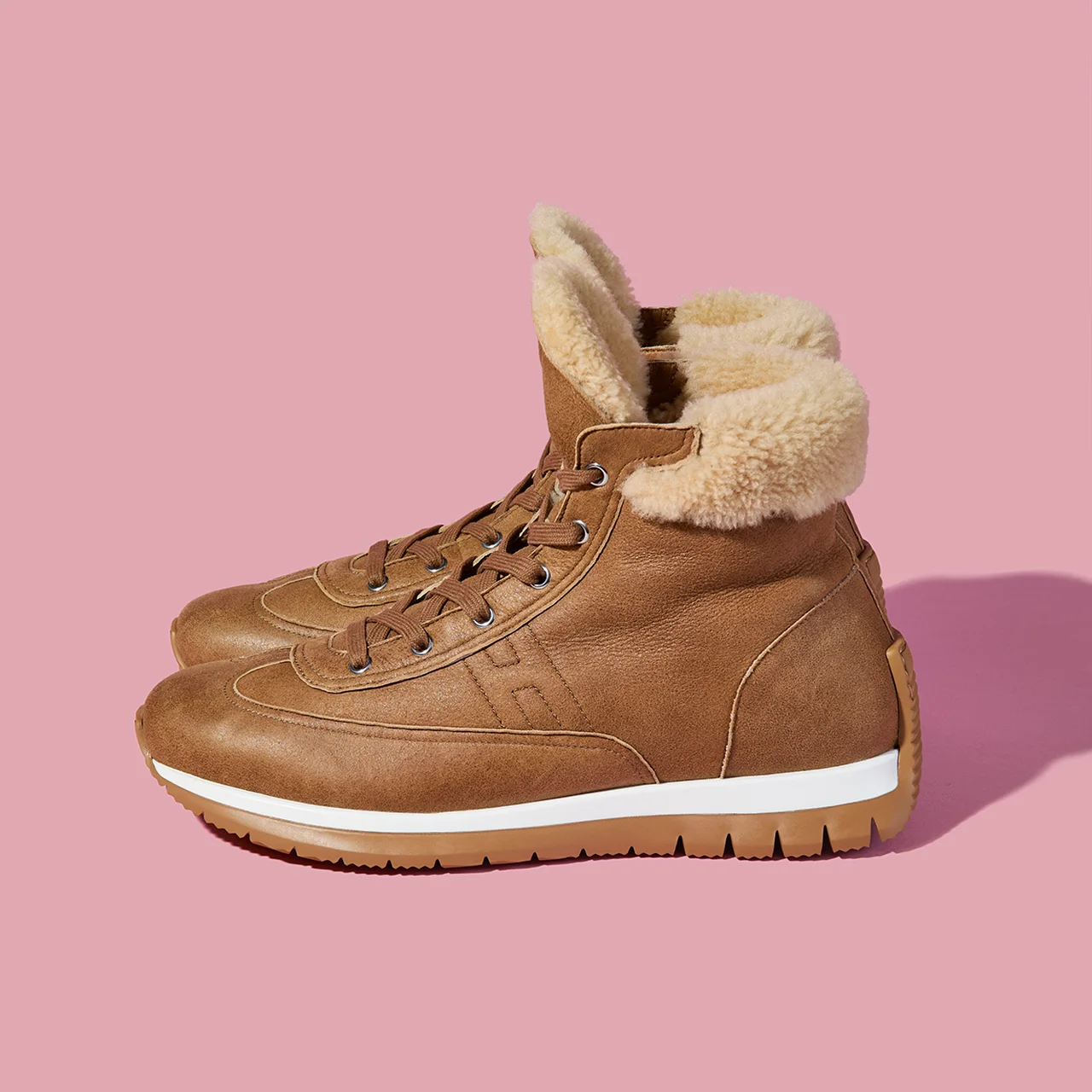 アッパーを一枚のシープスキンで仕立てたハイカットのスニーカー《LIEVA》