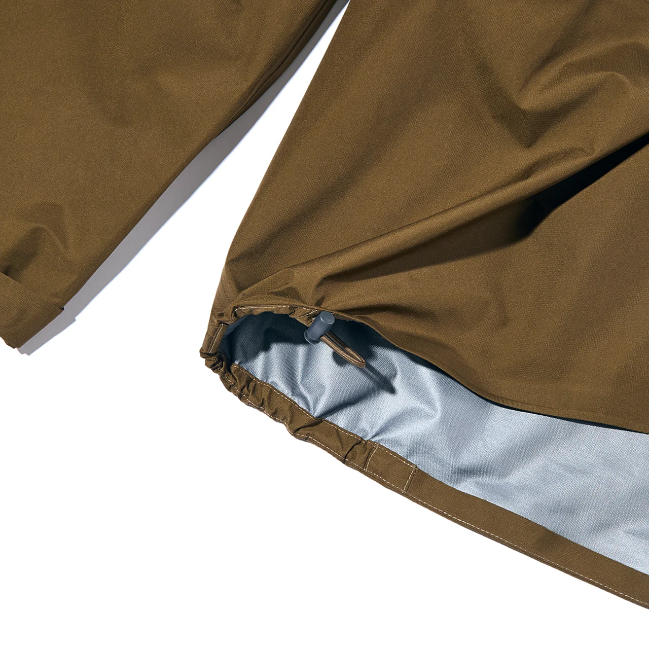 裾はドローコードで調整可能