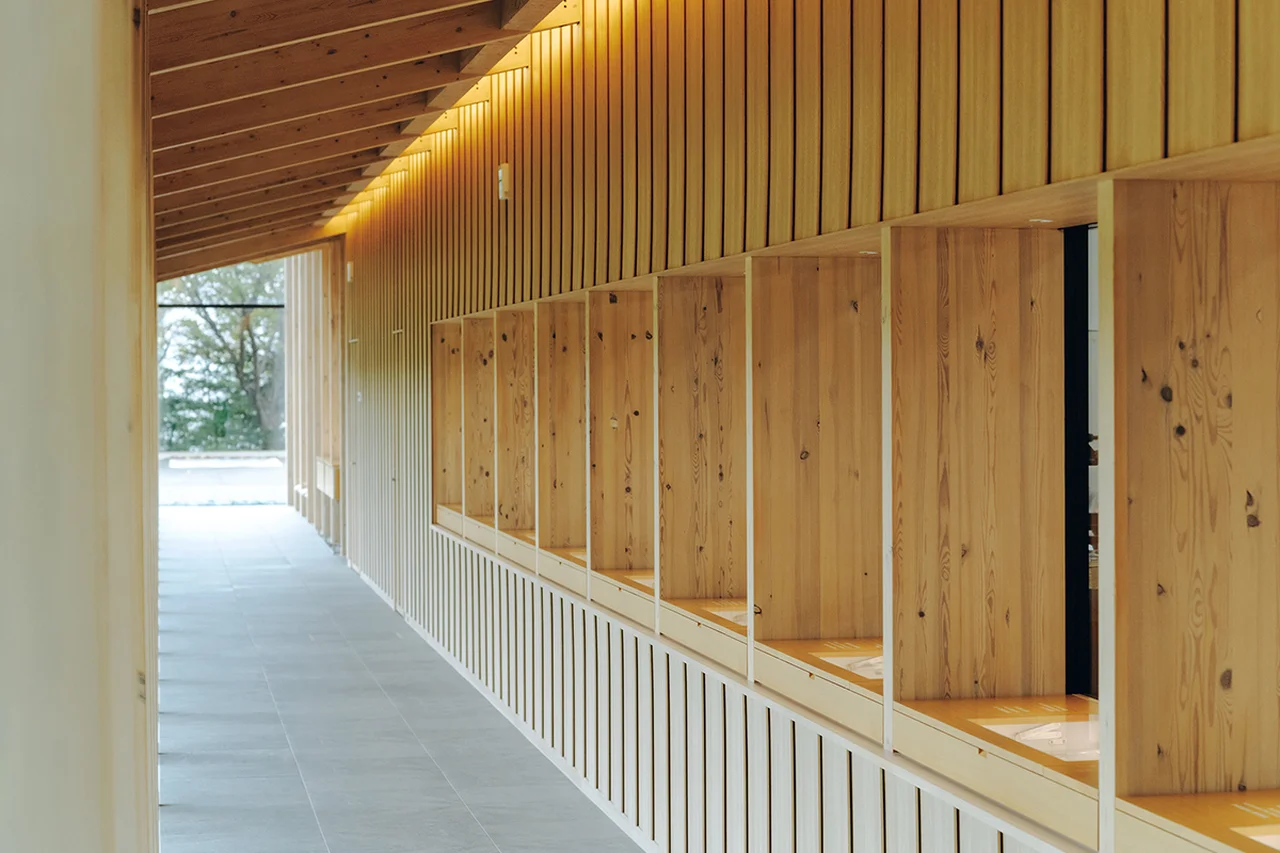 長く延びた廊下。そこに面するクリーンルーム（組立工房）