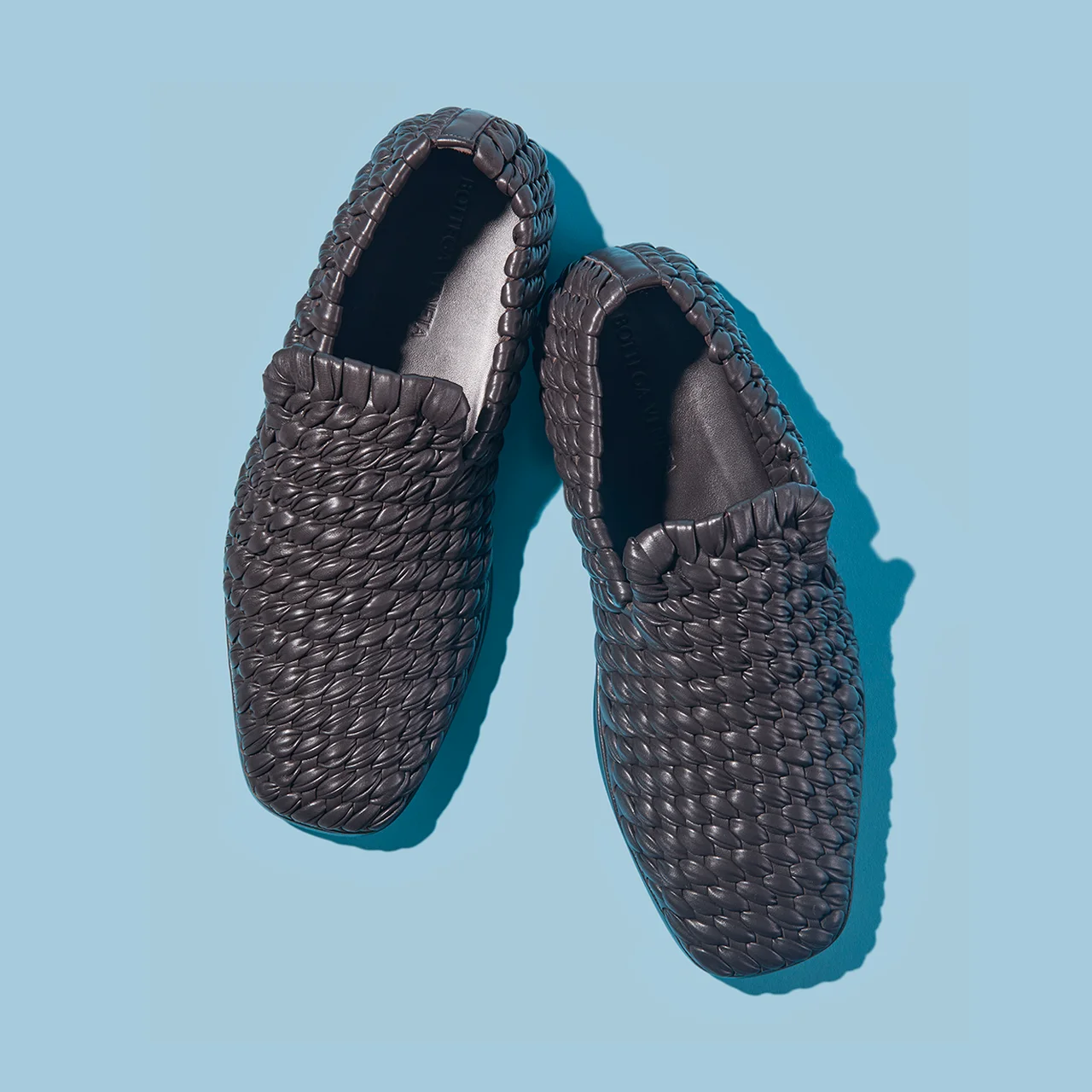 イントレチャートで編み上げたスリッポン「パラッツォ」