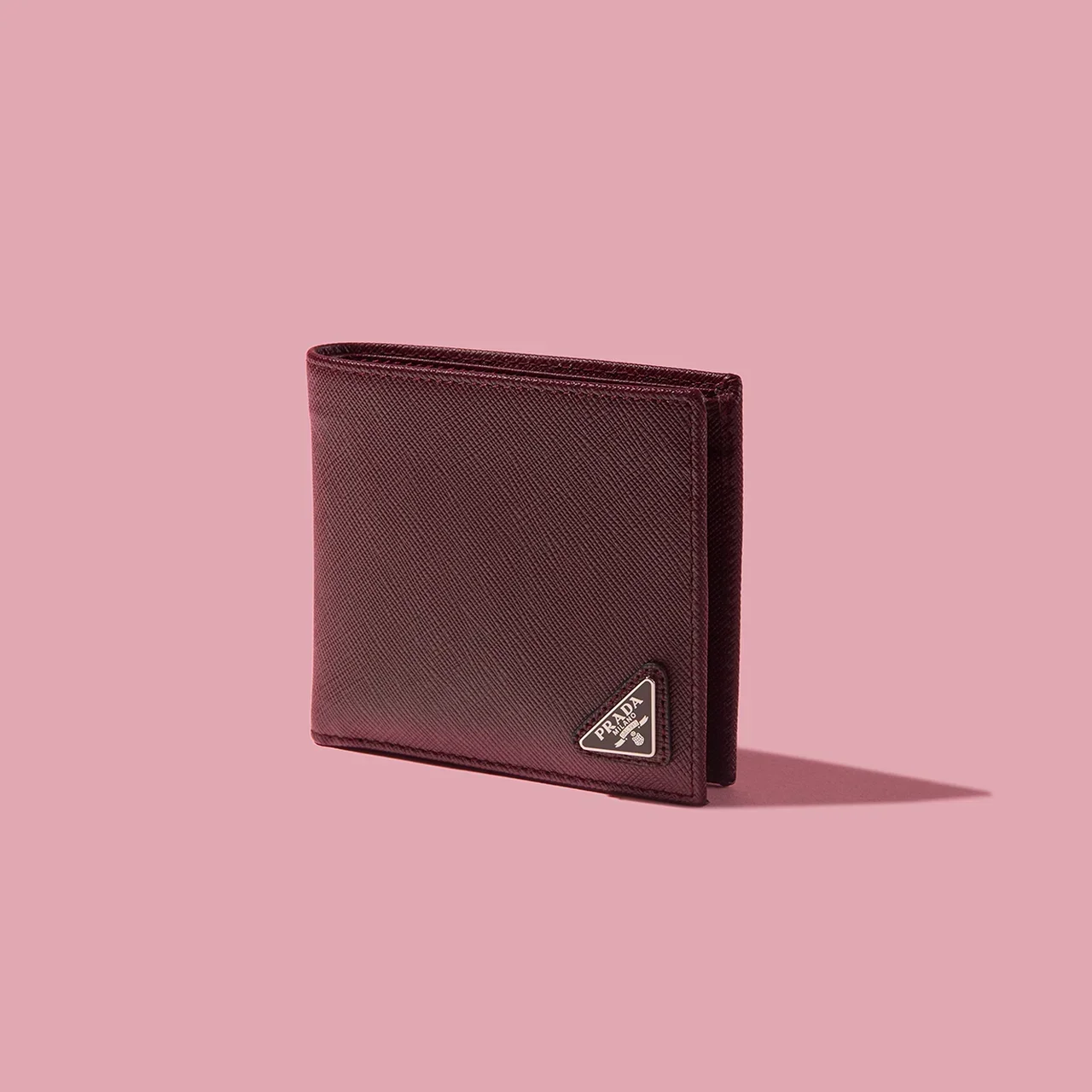 【大人が買うべき格上げ財布】2026年冬のプラダの新作