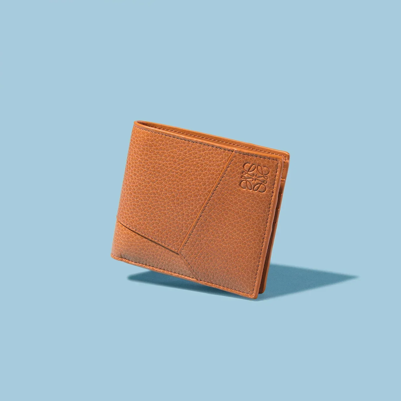 【大人の格上げ財布】秋に買うべき「二つ折り財布」新作│ロエベ