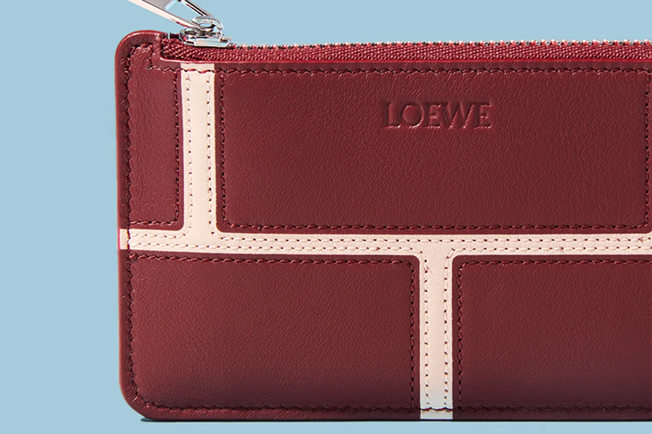 定番財布、スニーカーの新色に新作ジェットキャップ、ロールトップのバックパックも。ロエベで7月に大人が買うべき小物5選