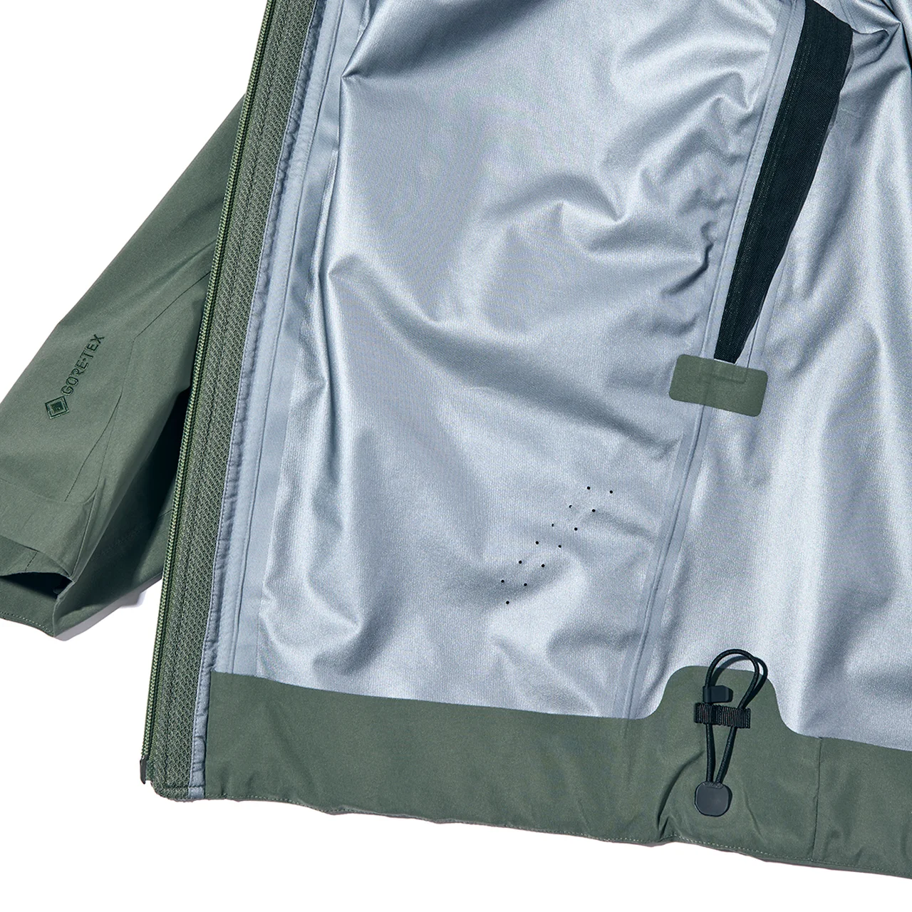 裾にはフィットを素早く調整できる注目のコヒーシヴ（Cohaesive）コードロックシステムを採用