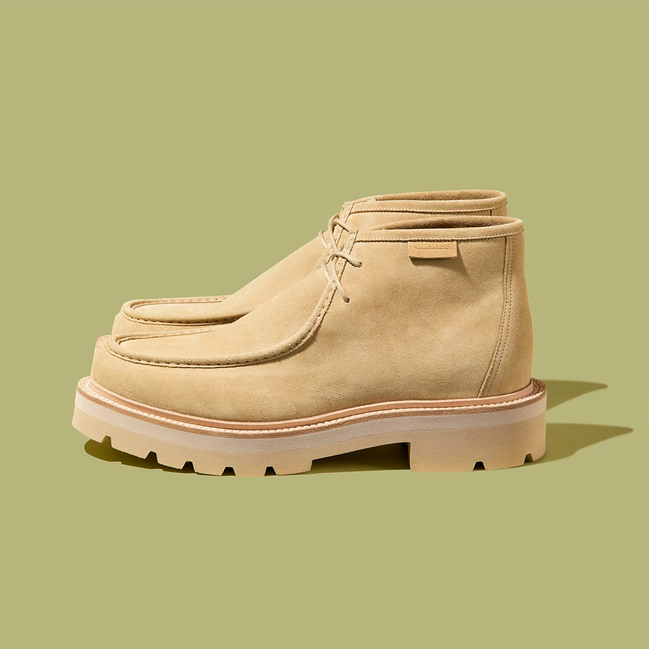 スエードのアッパーに軽量設計のテクニカルソールを採用