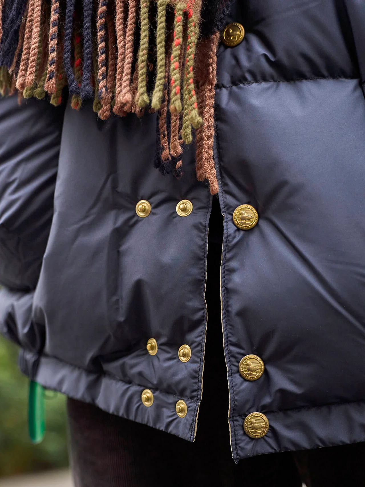 フロントボタンがブレザーのような金ボタン