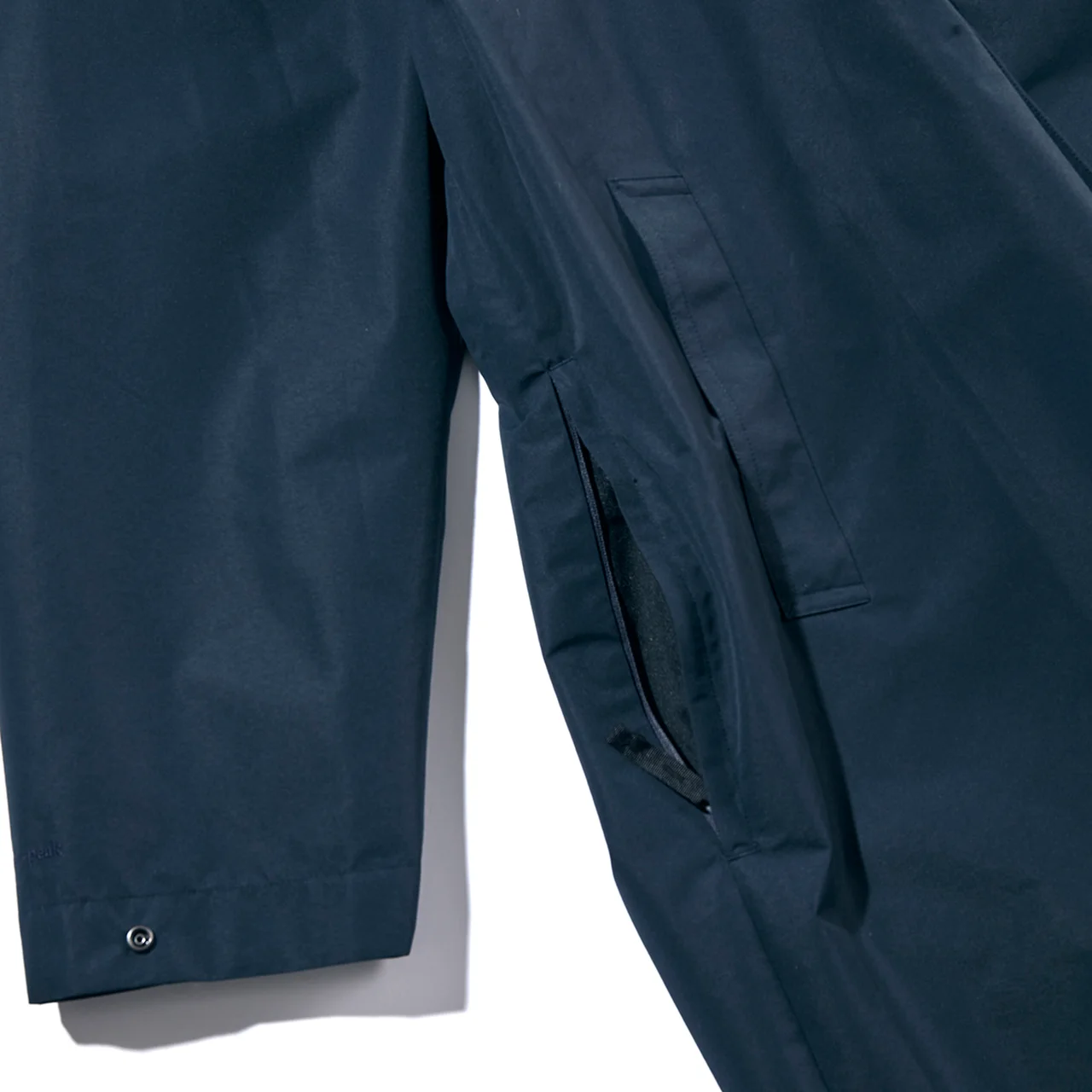 両脇にはパンツポケットにアクセスできるスルーポケットも搭載