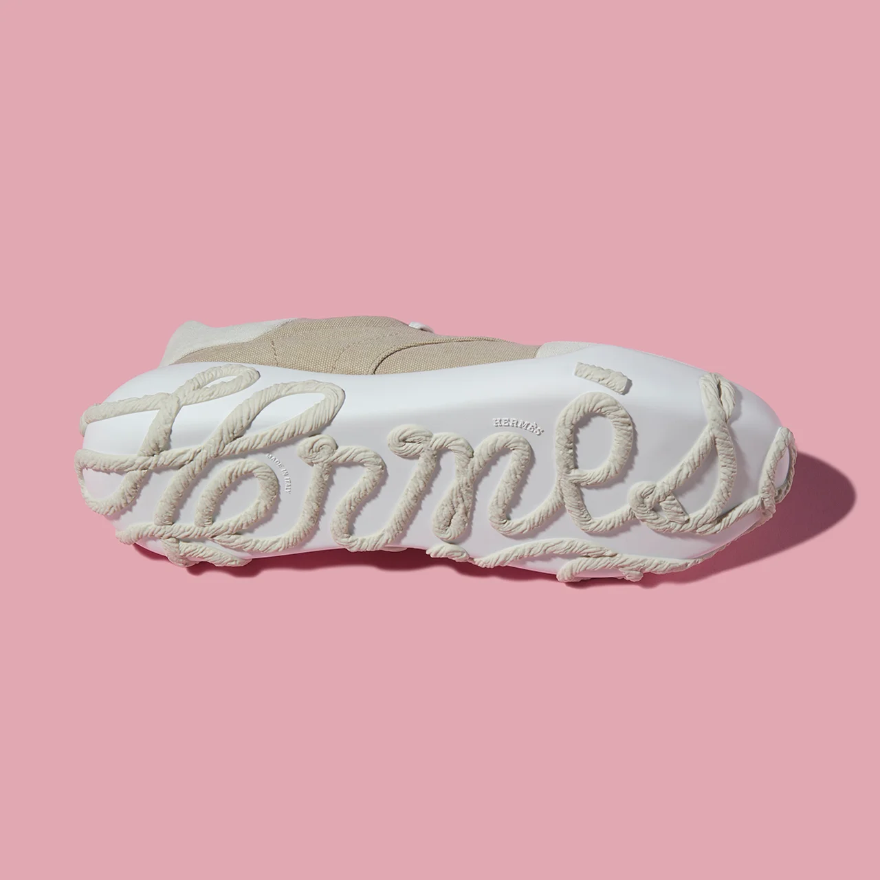 アウトソールの裏面にマリンロープで「Hermès」の文字を描いた