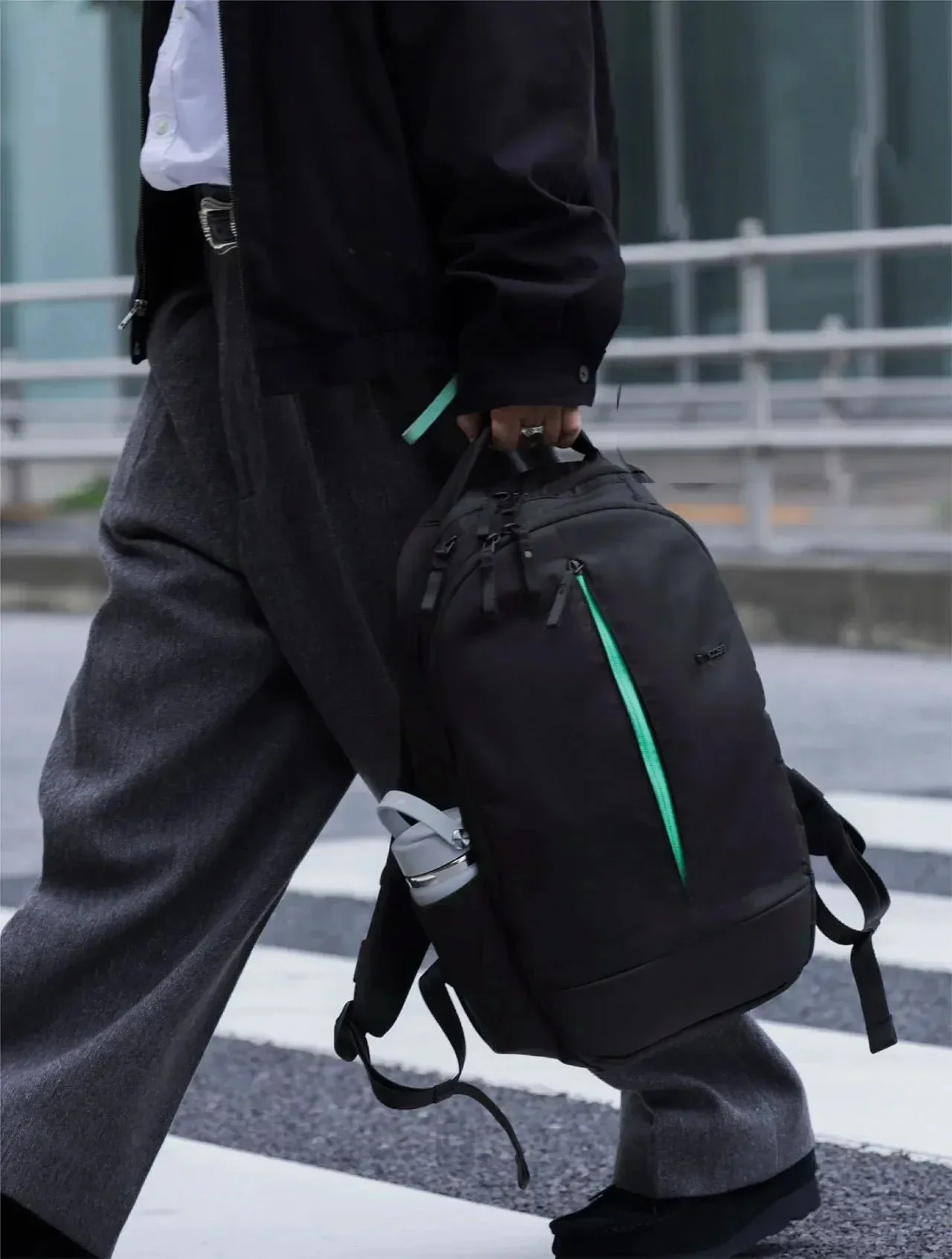 【大人の黒リュック】ミントカラーがさりげなく効く。「インケース」のノーティアム別注バックパックが買い②