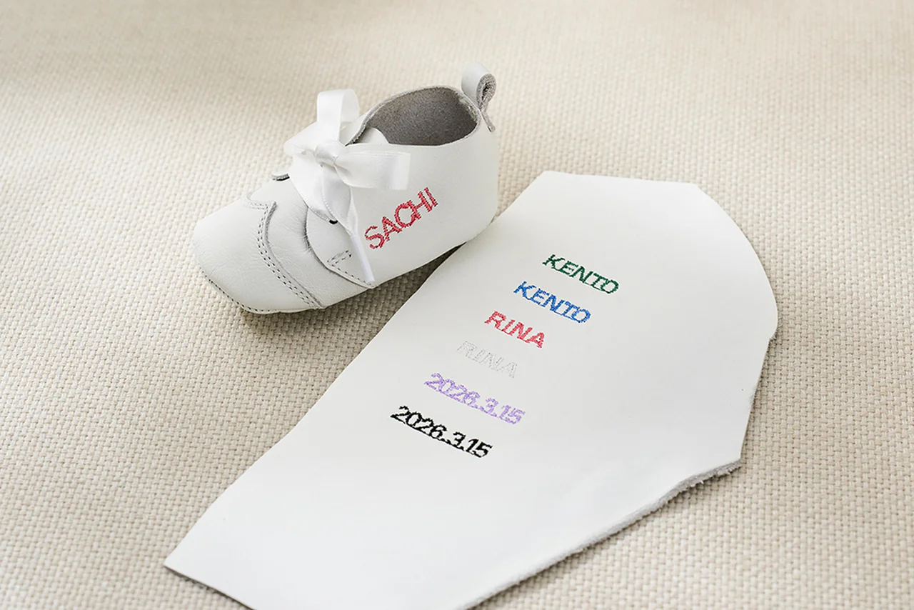 オンライン限定オプションとして「ファースト・セレブレーションシューズ」への名入れ刺繍サービスも