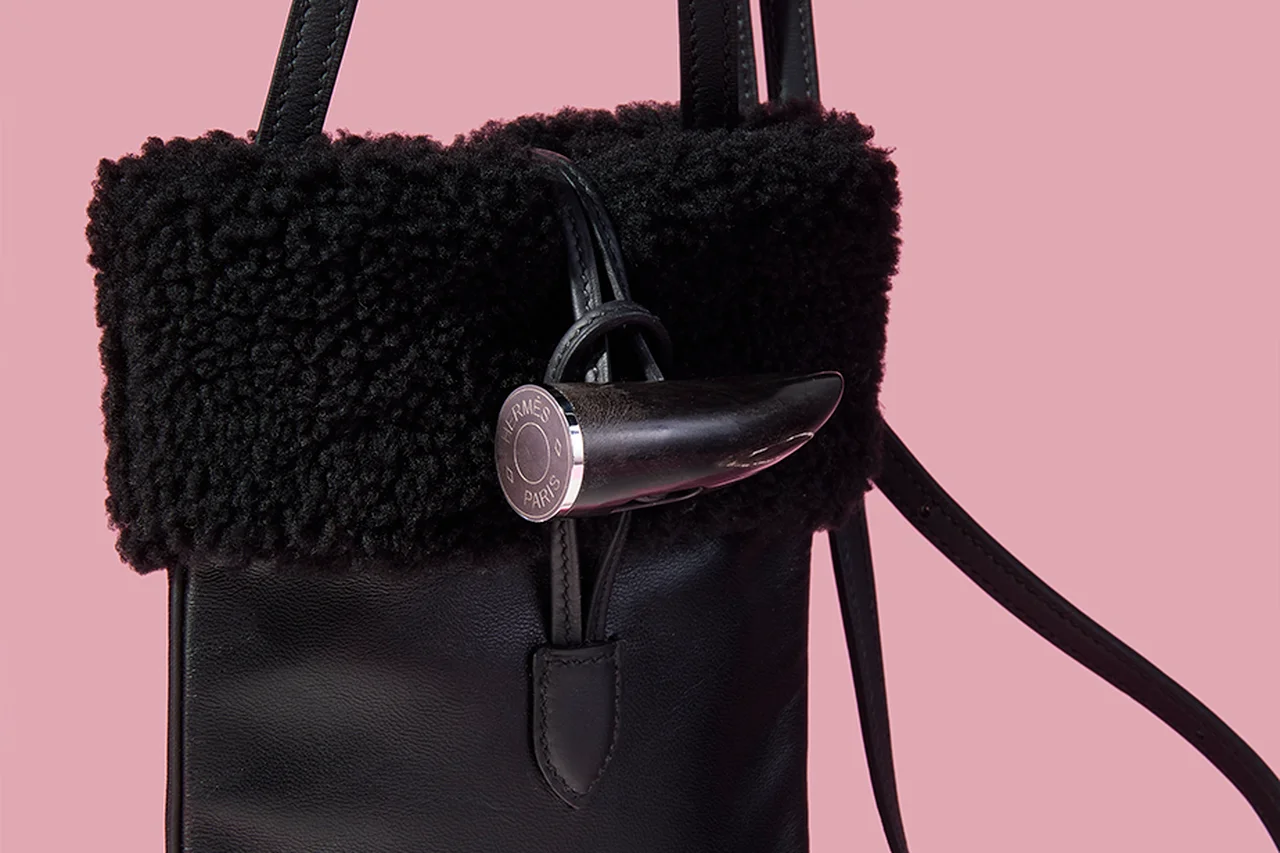 【エルメス】冬の格上げ小物5選。新作フォンケースにカードケース、ムートンスニーカーやカシミアマフラーに注目