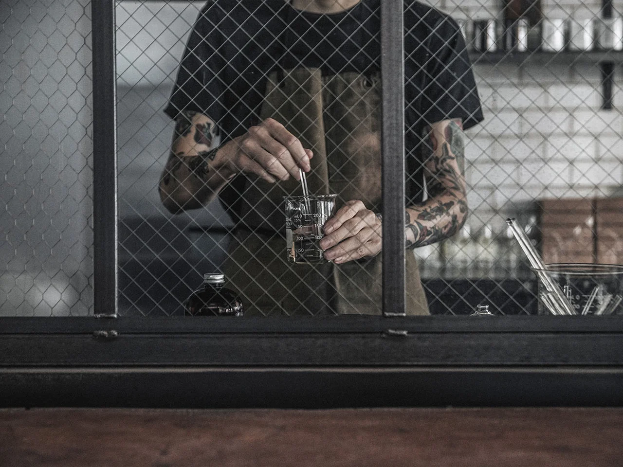 店内のラボで香水を調合する