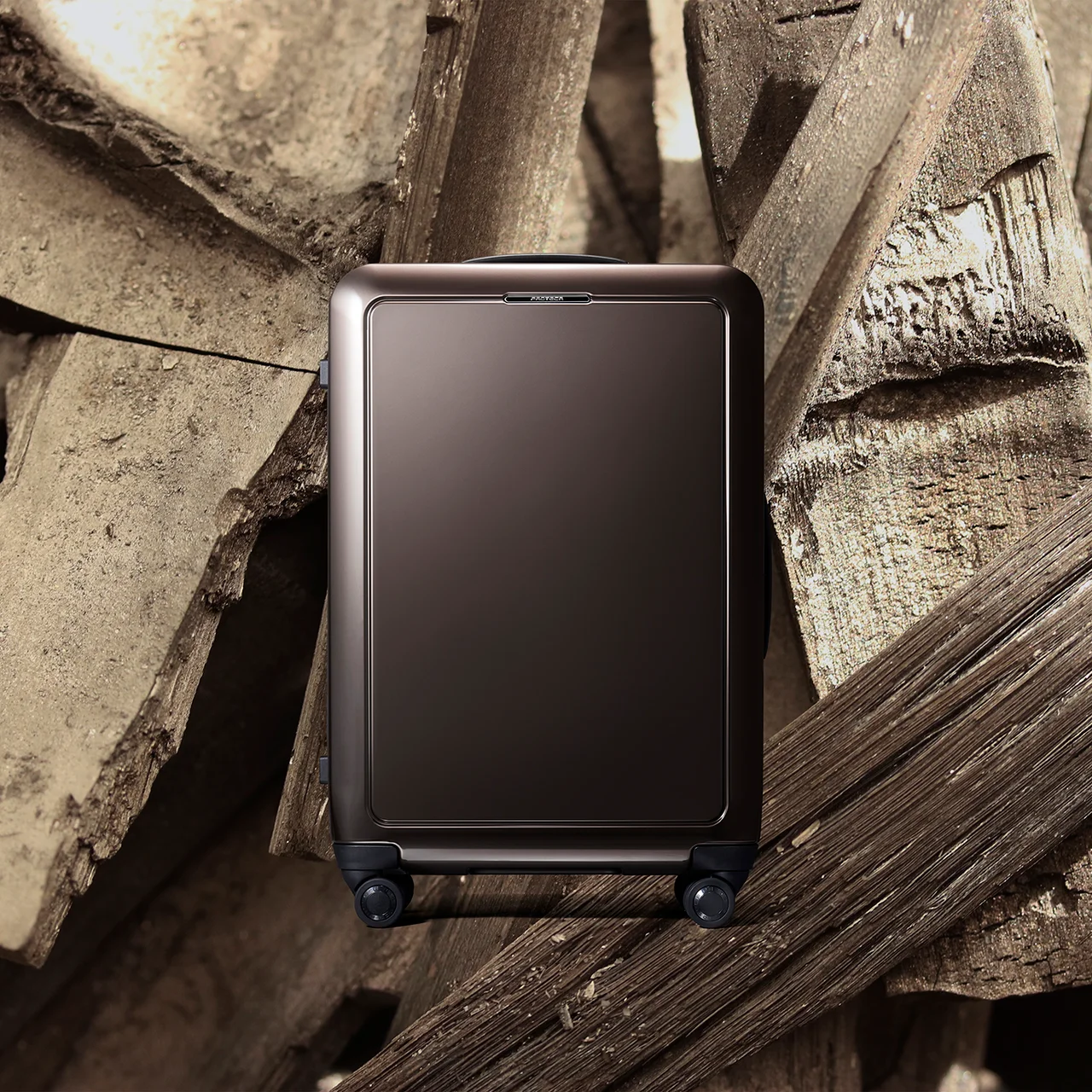 【差がつく大人の旅バッグ】「プロテカ」のラグジュアリーライン「J5 コレクション」のカスタムが常設に。対象となる「シスイ F」の「煤竹色」。