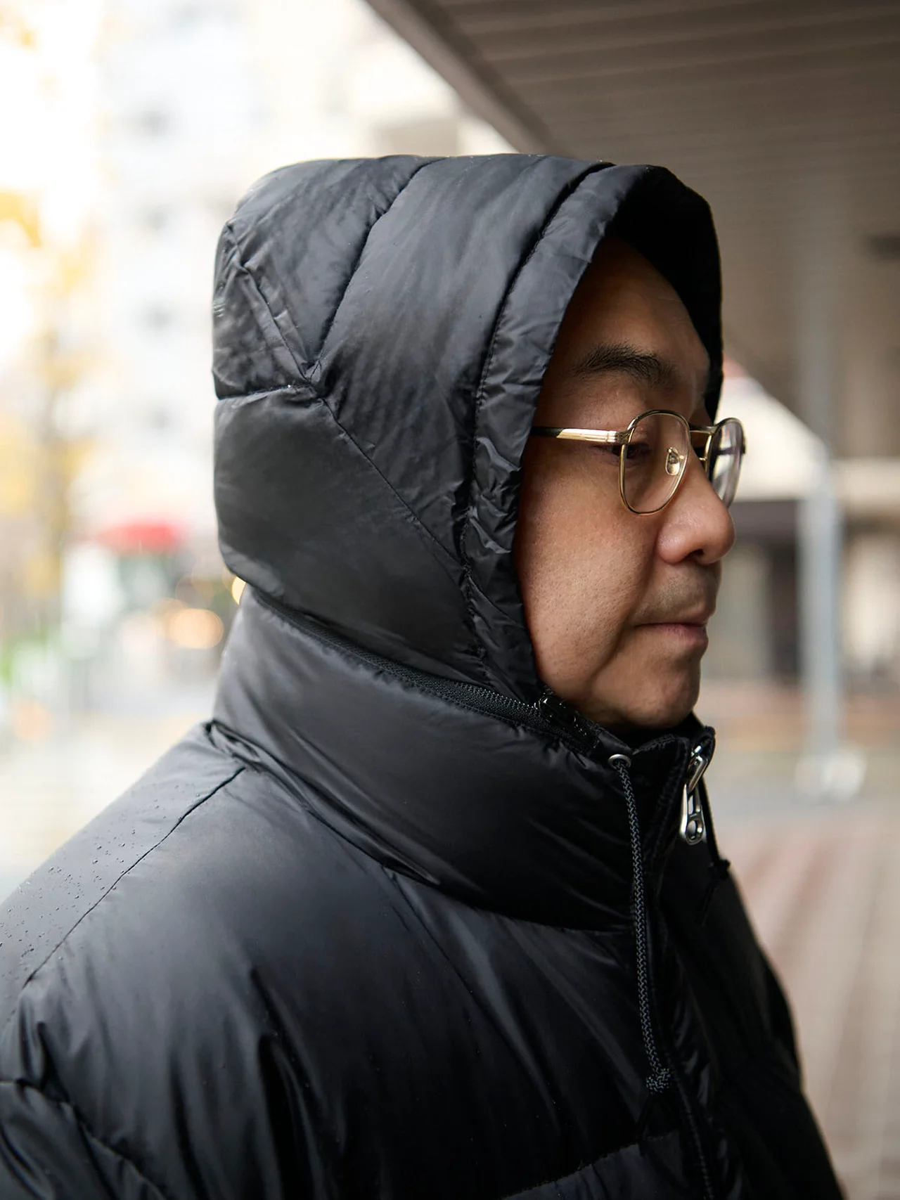 スタンドカラーにはフードも内蔵