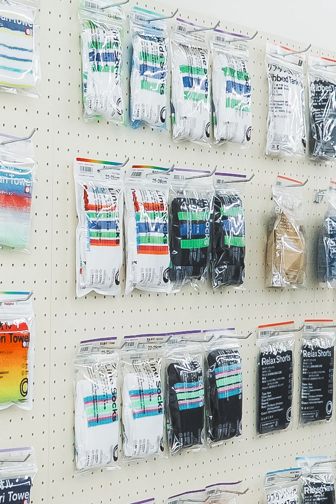 【ファミリーマートで買える服】「コンビニの画像_7