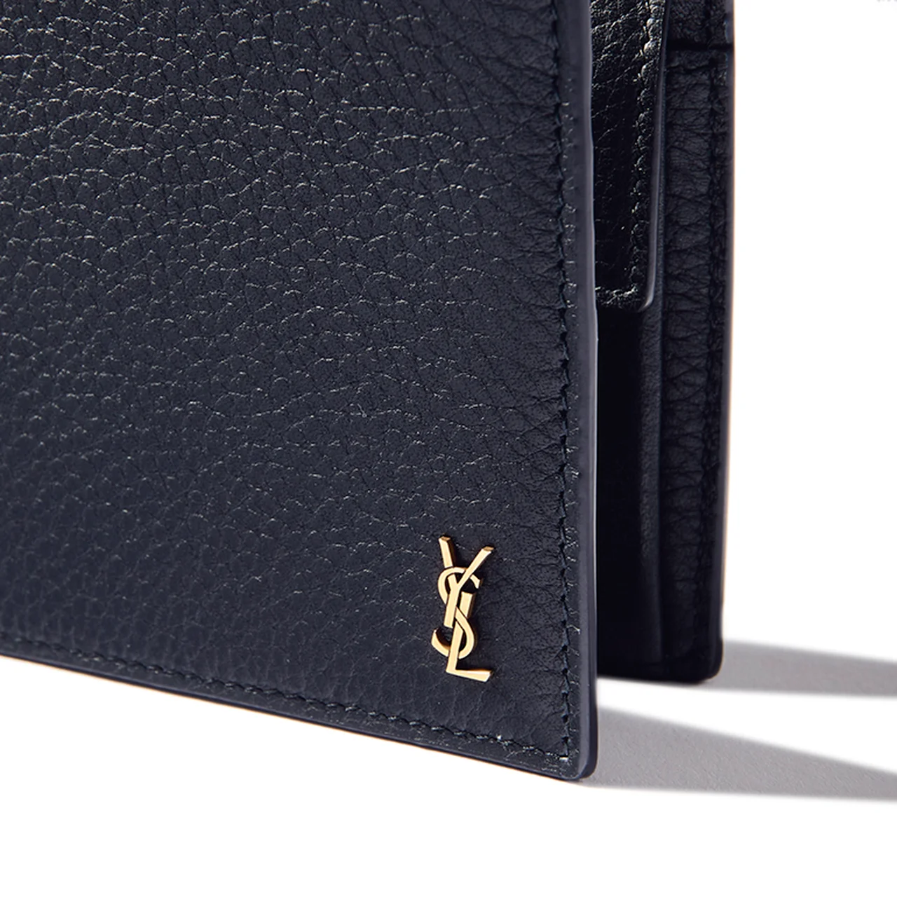 フロントには「YSL」モノグラム(タイニー カサンドラ)があしらわれ、品格を添える