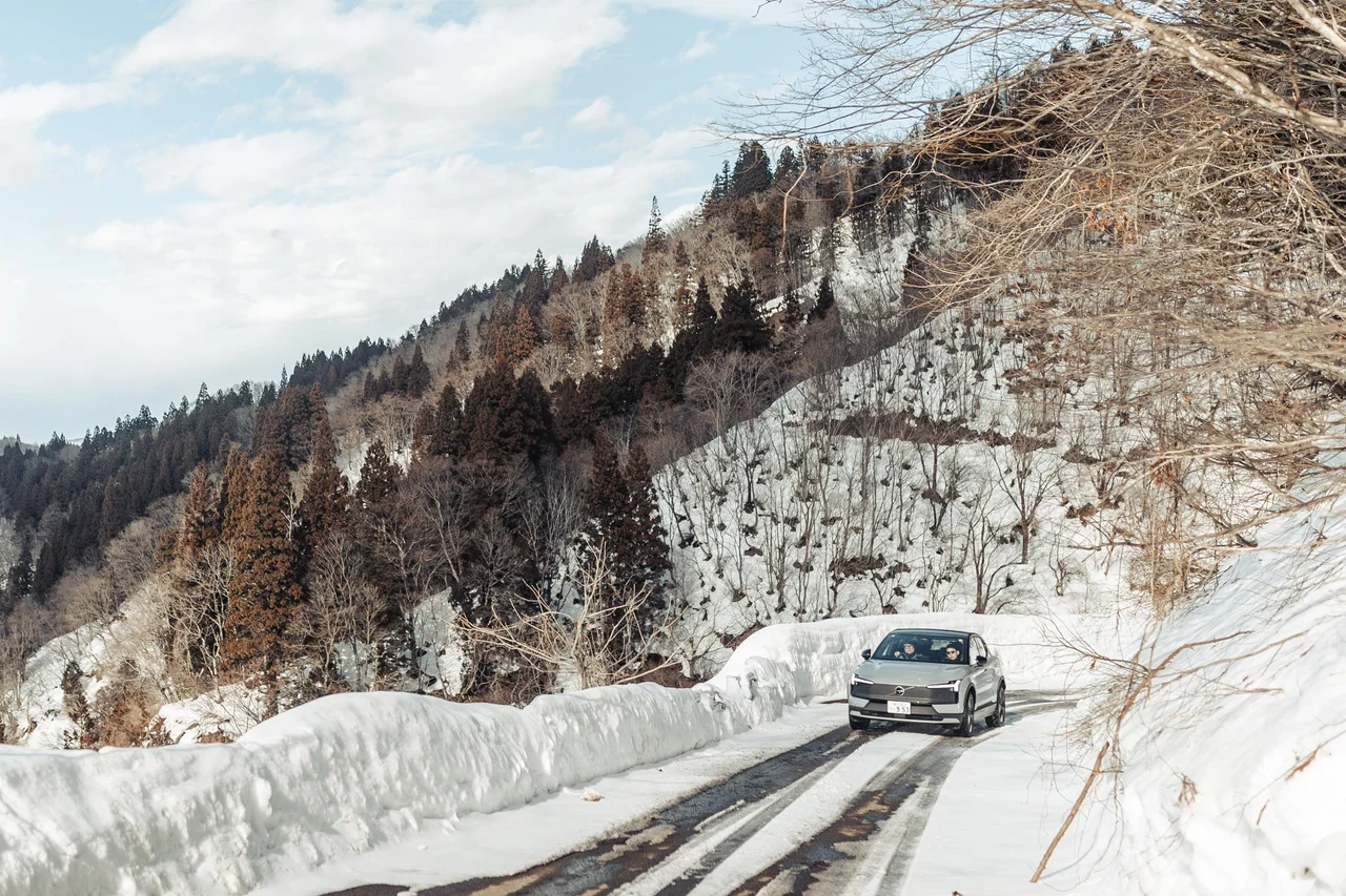 ボルボ EX30クロスカントリー 雪道