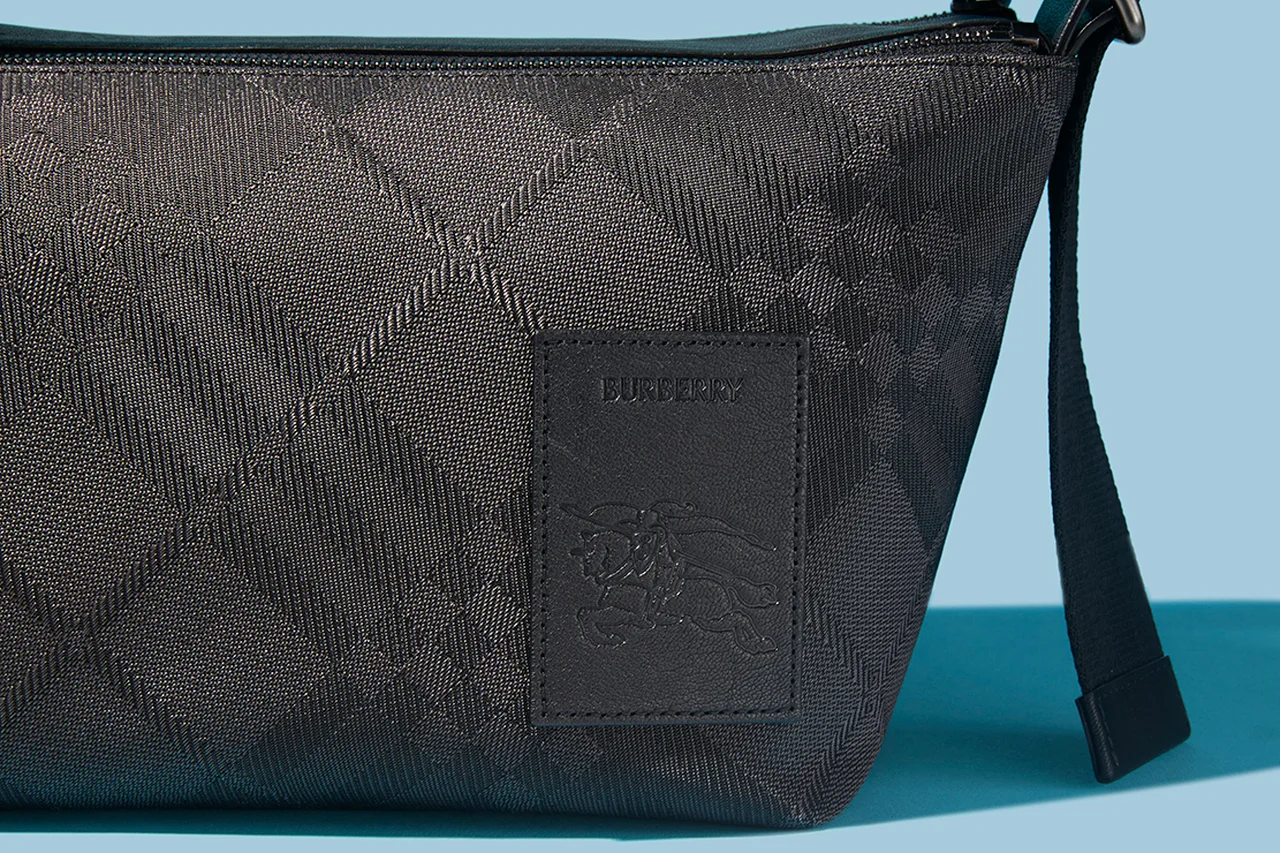 【バーバリー】春の格上げメンズ小物5選。ナイトスタンプの定番財布にシャドーチェックの新作バッグ、ロゴキャップまで。
