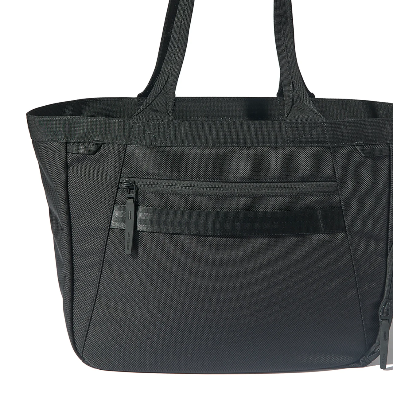 背面にはラゲージバーに通せるストラップも装備