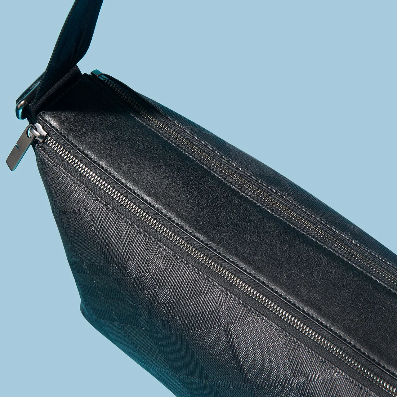 BURBERRY｜Chester Sling Bag