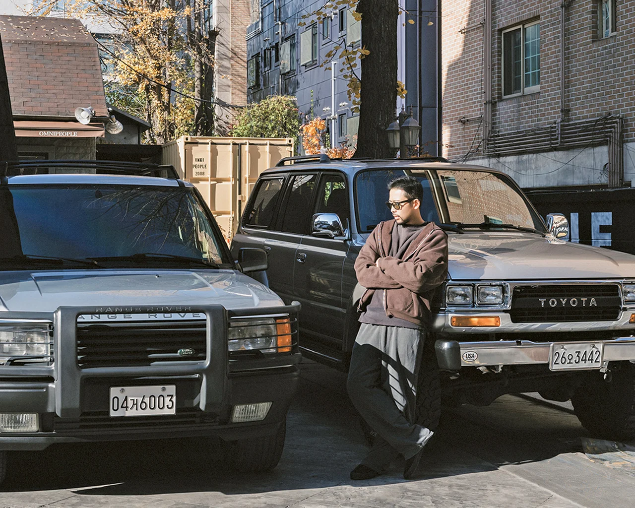 （右）TOYOTA LAND CRUISER 80 （左）RANGE ROVER 2nd