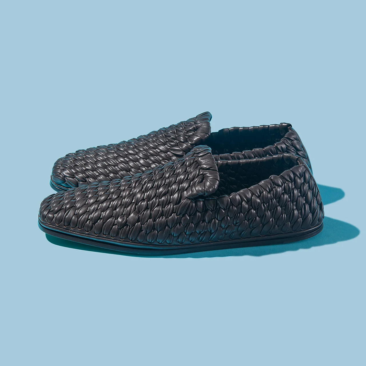 シルエットは縦長で、わずかにスクエアなトゥシェイプ