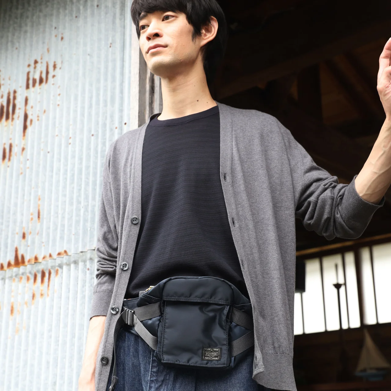 ウエストバッグ 縦16.5cm×横14cm×マチ11.5cm ￥33,000／ポーター（ポーター エクスチェンジ 渋谷） カーディガン¥56,100・カットソー¥44,000／ともにジョン スメドレー（リーミルズ&カンパニー）　パンツ¥26,400／エビコン（1LDK AOYAMA）　ベルト／スタイリスト私物