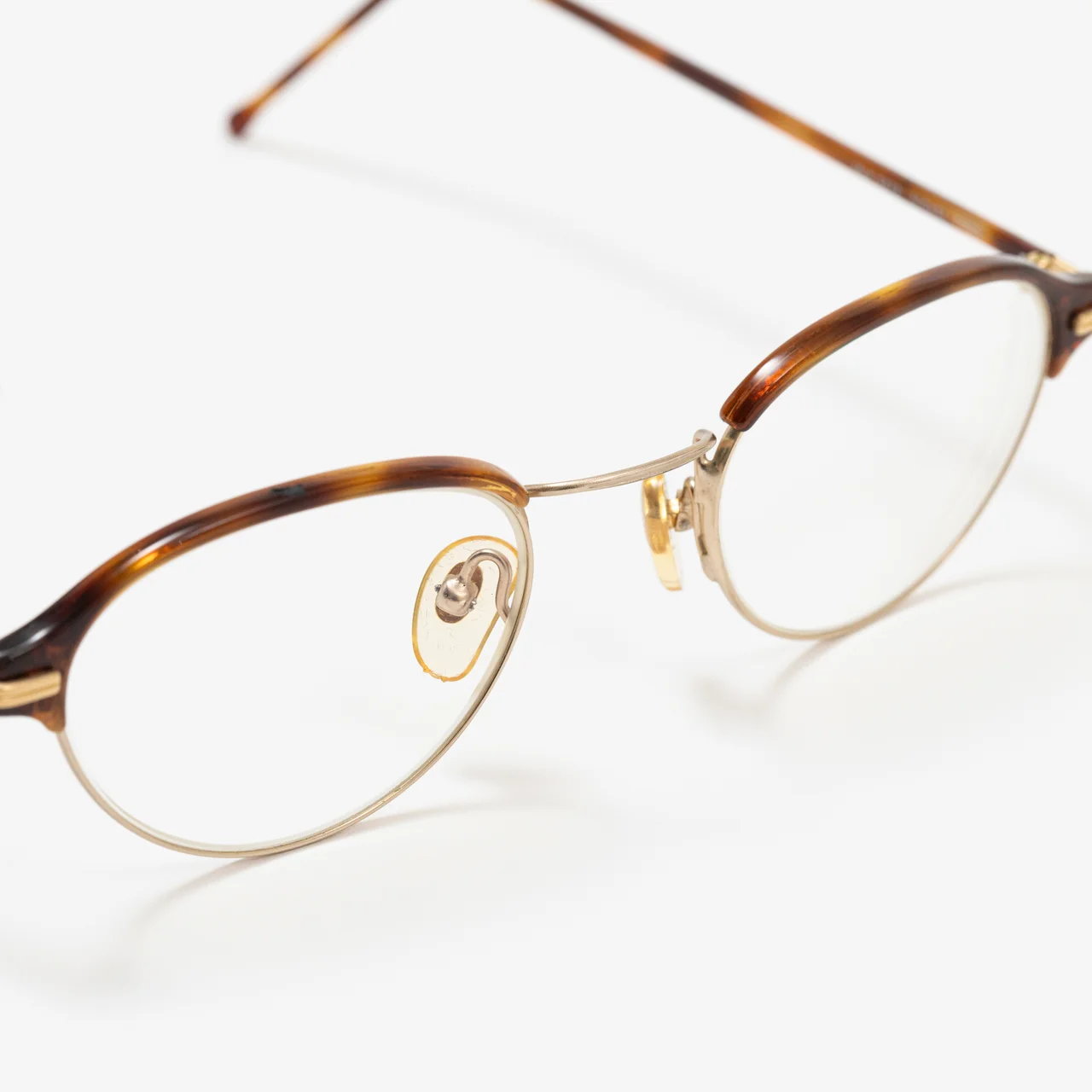 エディター私物 カトラーアンドグロスのメガネ