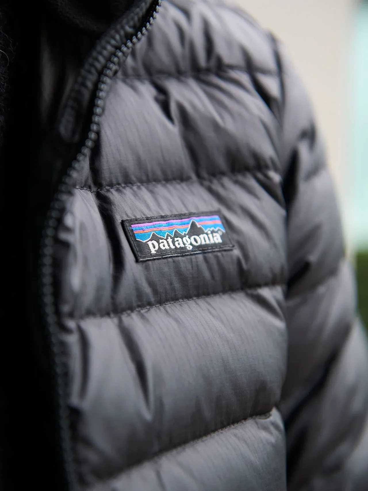 【パタゴニア】おしゃれな大人の愛用ダウン「着こなしの正解」30｜街では革靴を合わせて上品に。薄手であたたかい名品「ダウン・セーター」【Patagonia】②