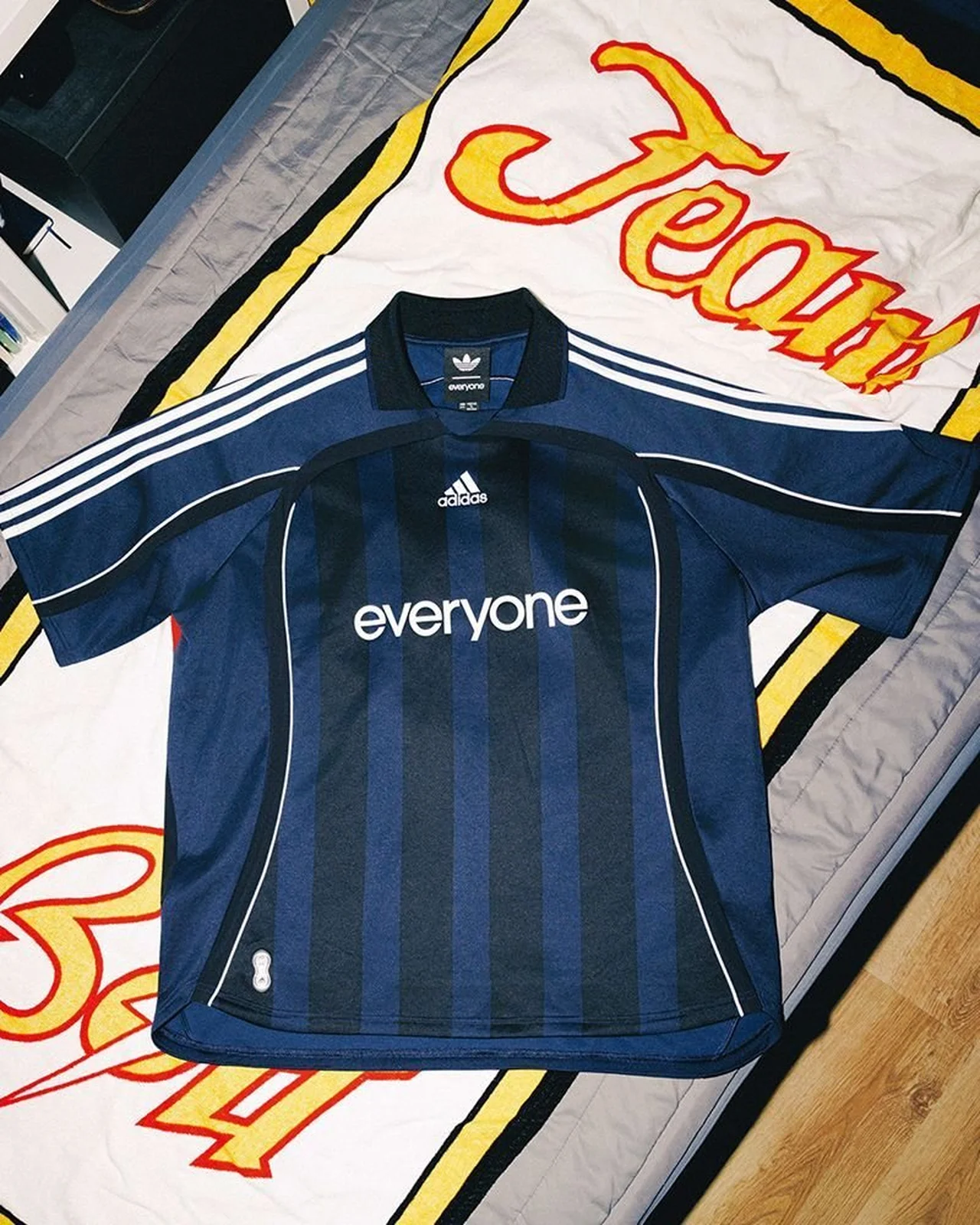 everyoneとadidas Originalsのコラボジャージー