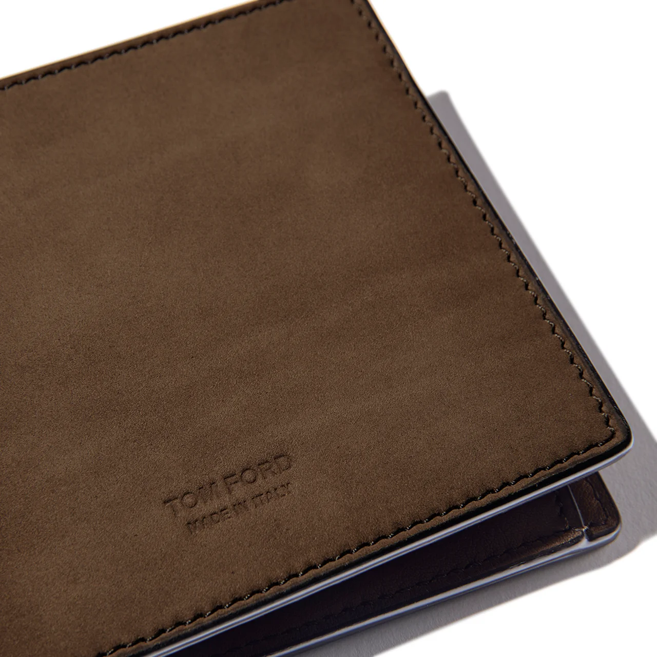 外装は「TOM FORD MADE IN ITALY」の型押しロゴのみ