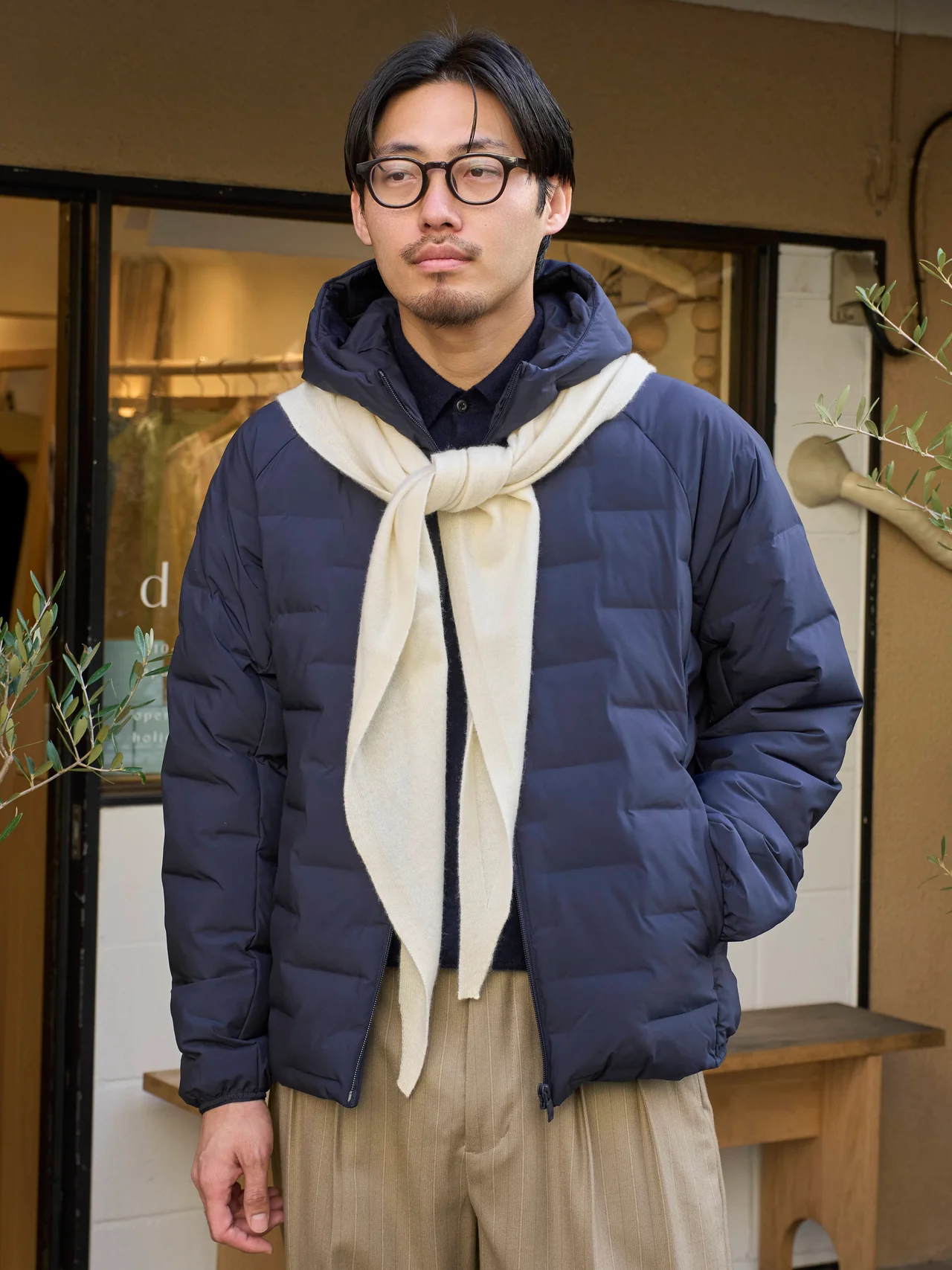 シンプルになりすぎないようオフホワイトのカシミヤスカーフを巻きました